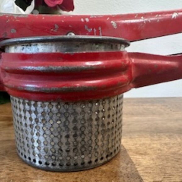Vintage Red Metal‎ Potato Ricer – Handy Things Juicer Vegetable Masher Press USA - Picture 4 of 6